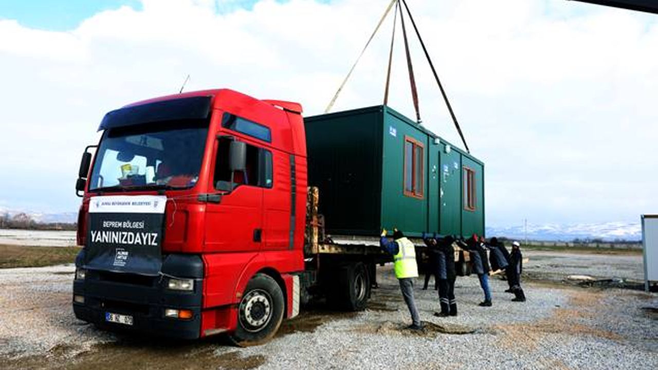 Bursa'dan 56 konteyner deprem bölgesine gönderildi.