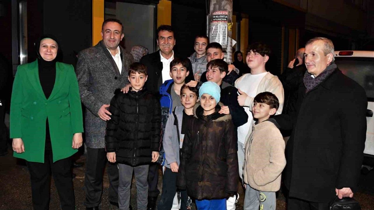 Başkan Mustafa Dündar’a çocuklardan yoğun ilgi