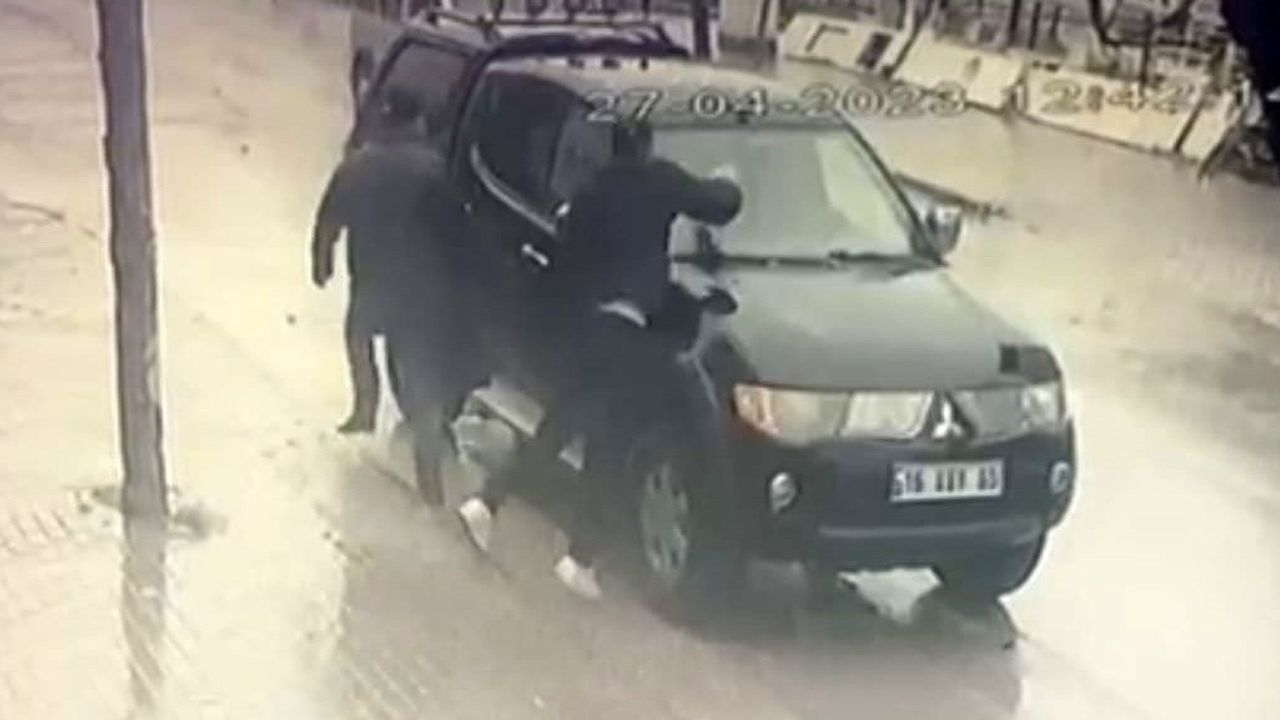 İnegöl'de Genç kıza çarpan kamyonetin camlarını kırdılar