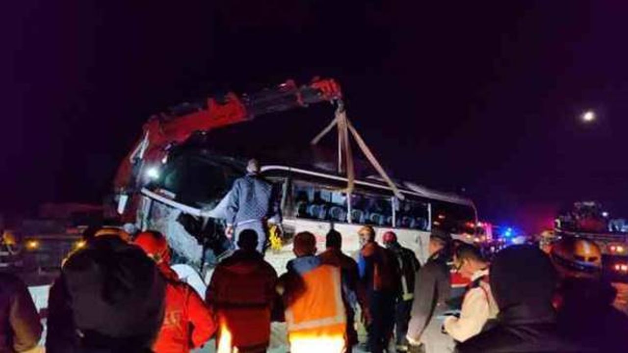 Öğrencileri taşıyan tur otobüsü kaza yaptı: 2 kişi hayatını kaybetti.