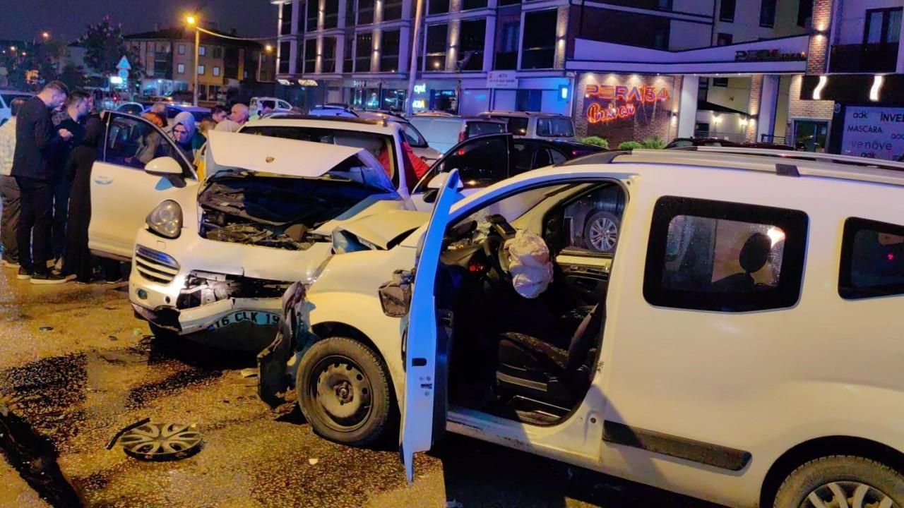 Bursa’da iki aracın kafa kafaya çarpıştı 2 yaralı
