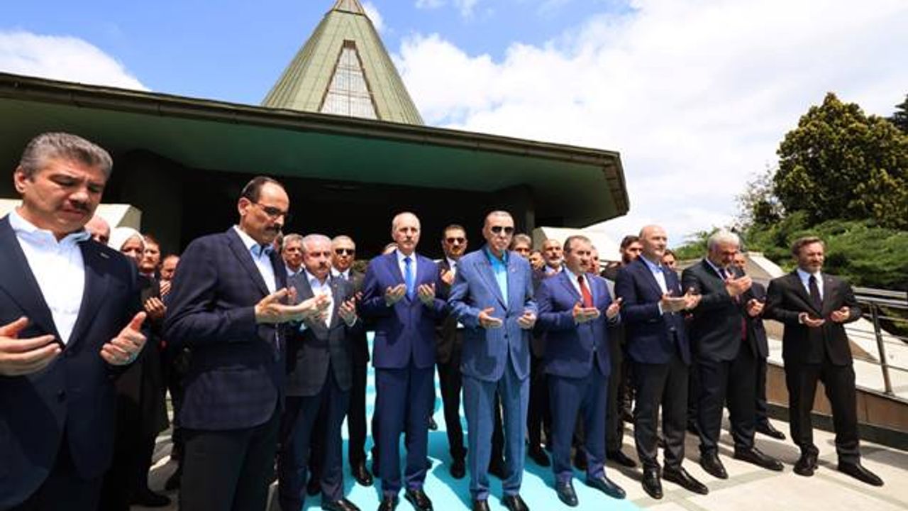 Erdoğan, Merhum Turgut Özal’ın kabrini ziyaret etti