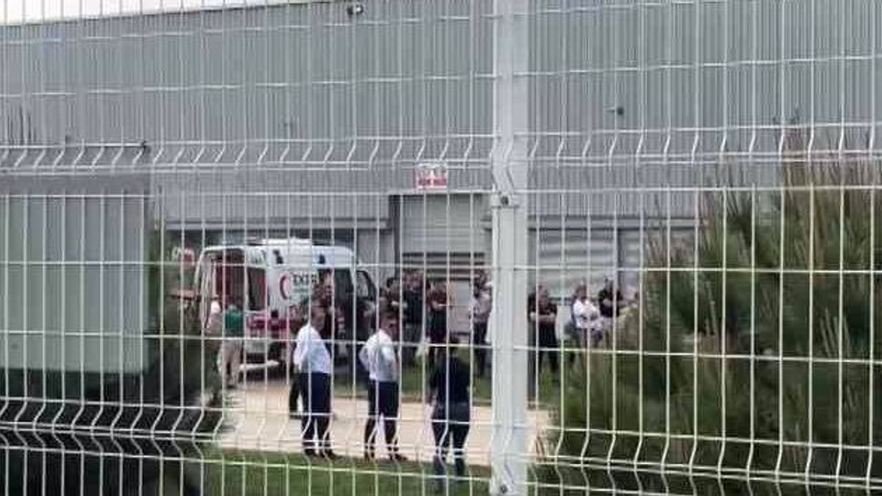 Bursa’da fabrikada yük indiren vinç devrildi: 1 kişi öldü 2 kişi yaralandı