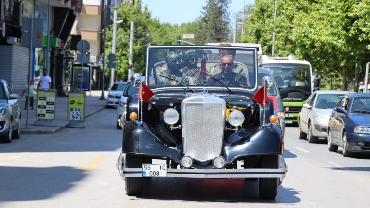 Atatürk’ün tören arabasını görenler şaştı kaldı.