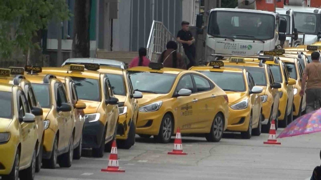 Bursa’da taksiciler uzun kuyruklar oluşturdu