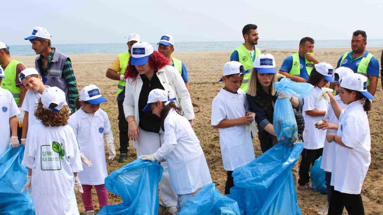 Karacabey’de minik çevre gönüllüleri sahili temizleyerek farkındalık oluşturdu