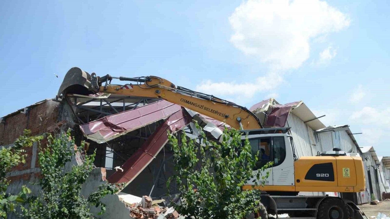 Osmangazi Belediyesi, yılın ilk yarısında 33 kaçak yapıyı yıktı.