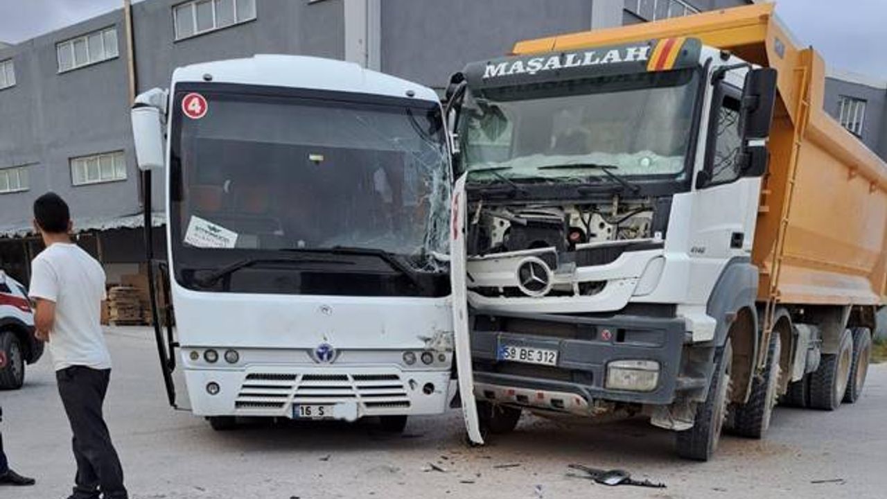 Bursa’nın İnegöl ilçesinde, Kamyon ile minibüs çarpıştı