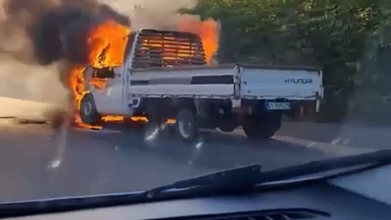 Nilüfer'de Arıza yapan kamyonet alev alev yandı