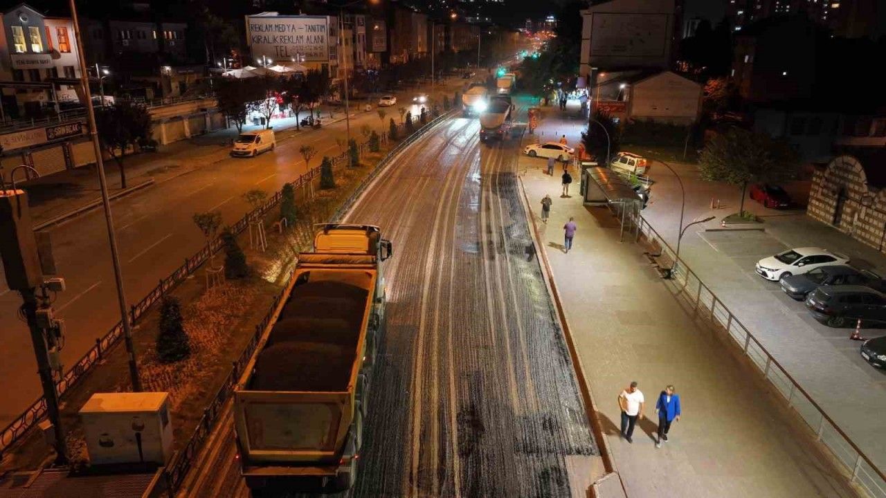 Bursa Büyükşehir Belediyesi, asfalt yenileme yapıyor