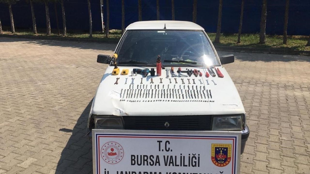 Bursa’da trafik levhalarını çalan hırsızlar tutuklandı