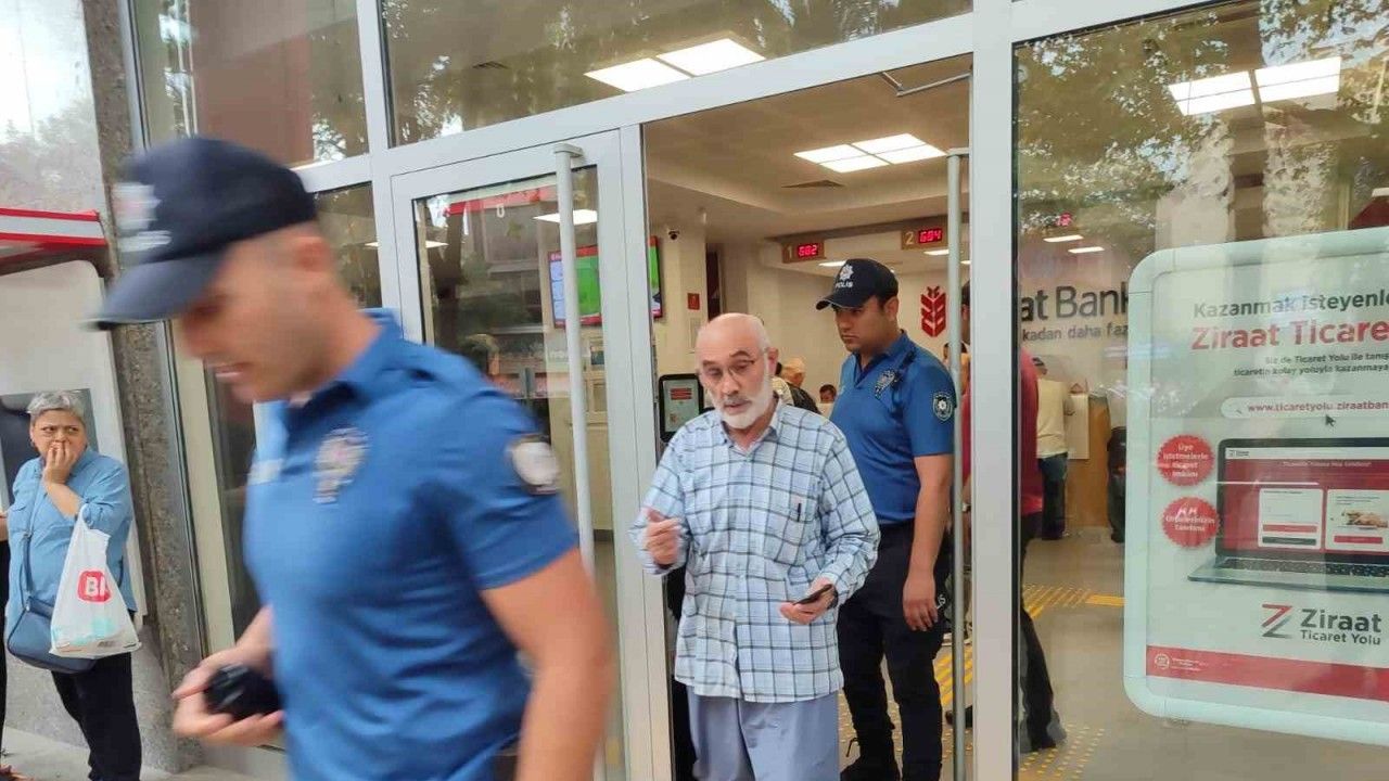Orhangazi’de, Polis dolandırılmak üzere olan yaşlı adamı ikna etti