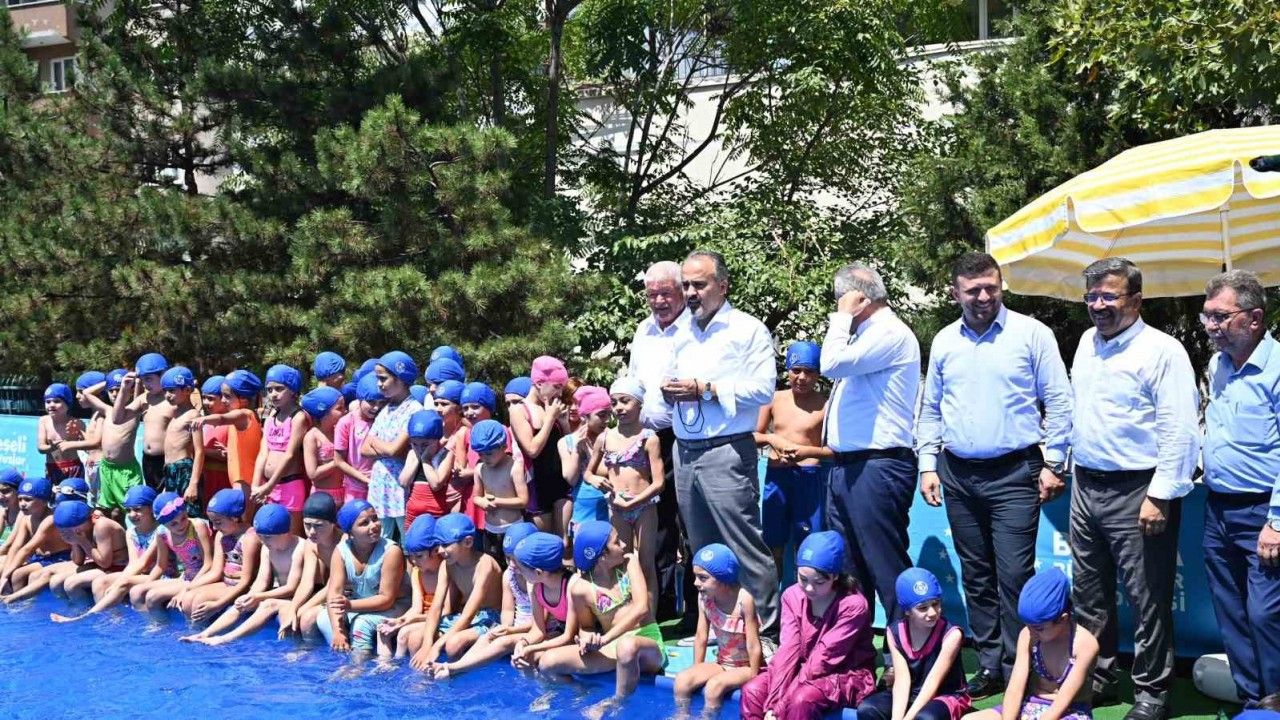 Portatif yüzme havuzları ile okul bahçelerini yüzme eğitim merkezlerine dönüştürdü.