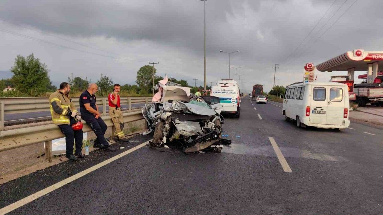 İnegöl'de Otomobil sürücüsü tıra  çarptı: 1 kişi öldü, 3 kişi yaralandı