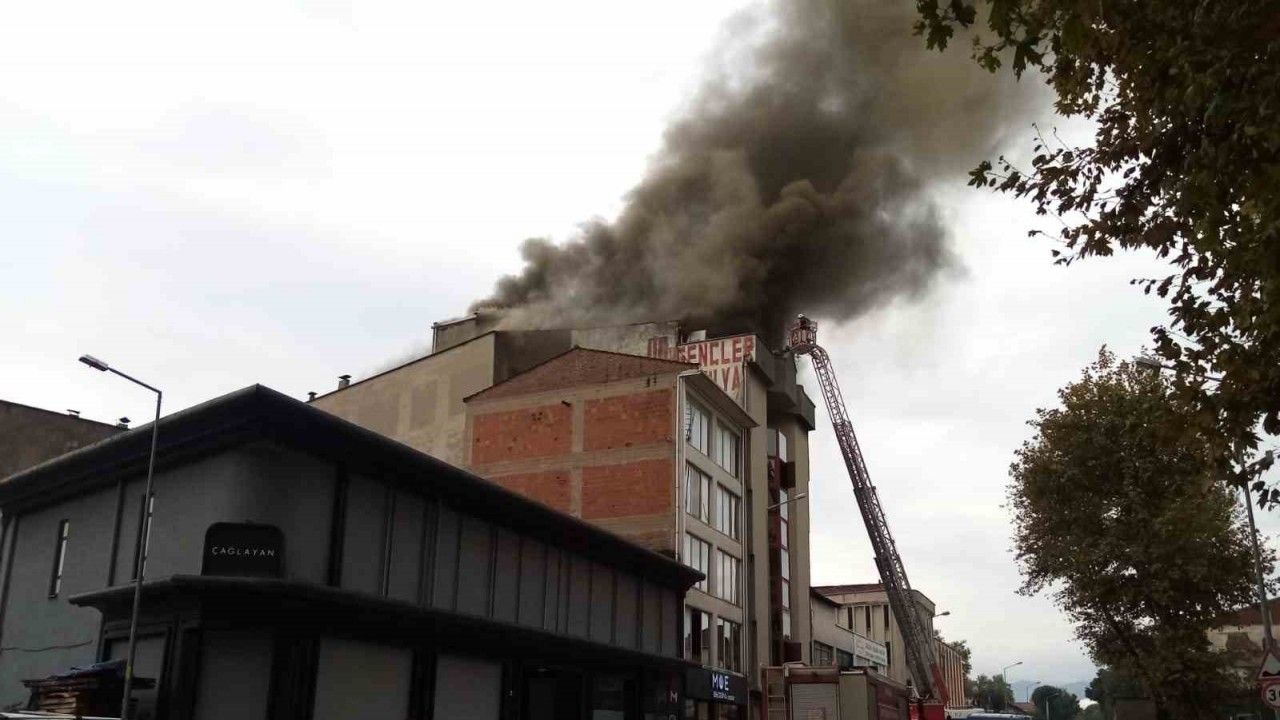 Bursa’da 5 katlı mobilya imalathanesinde yangın