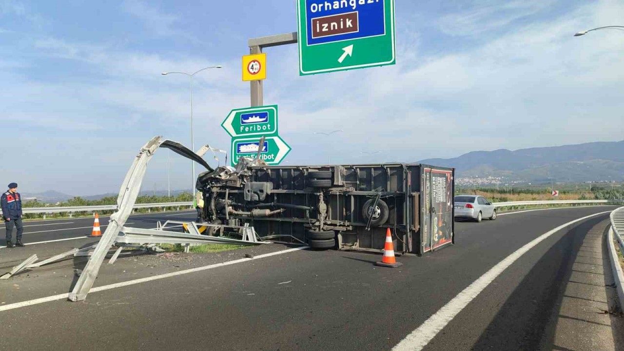 Bursa’da kamyonet bariyere saplandı