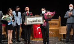 İstiklal Yolu Mehmet Akif adlı oyun izleyenleri hem duygulandırdı hem gururlandırdı.