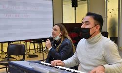 Sokak müzisyenleri seçmelerine katılan  görme engelli çift, performanslarıyla büyüledi.