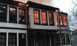 Bursa'da 120 yıllık tarihi ahşap bina yandı