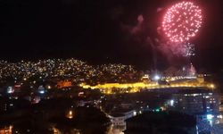 Bursa'da havai fişek gösterisi  23 Nisan coşkusuna ayrı bir renk kattı.
