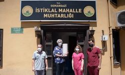 Osmangazi Belediyesi, sokak hayvanları için muhtarlıklara su kabı ile mama dağıttı.