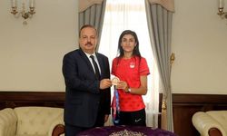 Milli Sporcu Hatice Kübra  İlgün’den Vali Canbolat’a Ziyaret