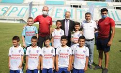 Başkan Erdem, ulusal müsabakalarda derece elde eden sporcuları ödüllendirdi.