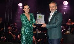 Ebru Gündeş'ten Aktaş çiftine yıldönümü sürprizi