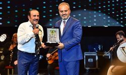 Mustafa Keser, performansıyla Bursalı müzikseverleri coşturdu.