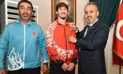 Başkan Aktaş: Dünya şampiyonu olan Bursalı sporcu Berke Akçam’ı ağırladı.