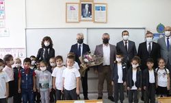 Başkan Erdem, okula başlayan çocukların ilk gün heyecanlarına da ortak oldu.