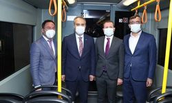 Başkan Aktaş, Vatman koltuğuna geçerek, aracı sürdü.