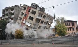 Hanlar Bölgesindeki, çok katlı binalarda da yıkım başladı.