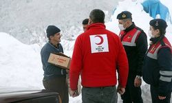 Türk Kızılay ekipleri karlı yolları aşıp yardım ulaştırıyor