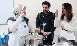 İşitme engelli kadınlar, işaret diliyle eğitim alarak mutfaktaki hünerlerini sergiledi.