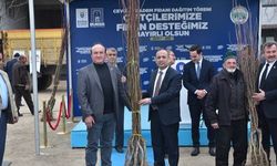Bursa Büyükşehir Belediyesi, Kelesli üreticilere meyve fidanı ve yem tohumu dağıttı.
