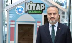 Bursa'da Doktorlar muayene ettikleri çocuklara reçeteyle kitap yazıyor