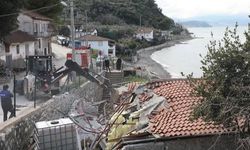 Gemlik Belediyesi, Kurşunlu Mahallesi’nde tespit edilen bir kaçak yapıyı yıktı.