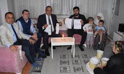 CHP Bursa İl Başkanı İsmet Karaca, elektriği kesik AKP'li aileyi ziyaret etti