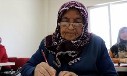 76 yaşında  Katıldığı kursta azmiyle okuma yazmayı öğrendi