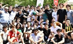 Başkan Mustafa Dündar da gençlerle birlikte basketbol oynadı.