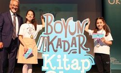 Boyun Kadar Kitap Oku etkinliğinde dereceye giren öğrenciler ödüllendirildi.