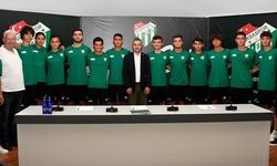 Bursaspor'da 13 futbolcu profesyonel imzalarını attılar.