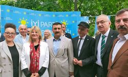 Bursa'da İYİ Parti'ye yeni katılanlara rozet takıldı.