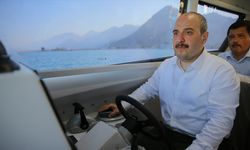 Bakan Varank, Antalya'da insansız deniz aracını kullandı