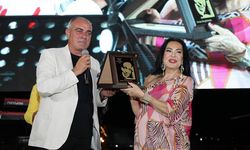 Türkan Şoray, Gemlik’te binlerce kişi tarafından ayakta alkışlandı.