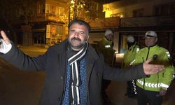 Alkollü arkadaşına ceza yağdı, o ise mini konser verdi