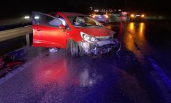 İnegöl'de Kontrolden çıkan otomobil bariyerlere çarptı: 2 yaralı