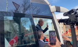 Cumhurbaşkanı Erdoğan’ı bayrak ve karanfillerle karşılandı