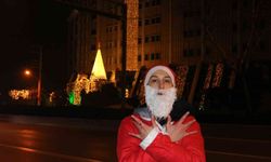 Bursa'da Bu Noel Baba bacada değil anayolda geziyor